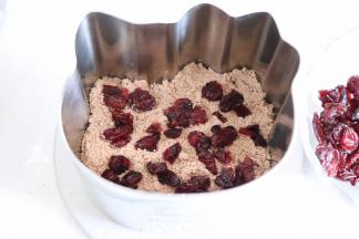 加入适量的蔓越莓干。