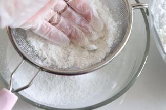 白色的同样也过筛，方法就是用手取摁压着湿粉过筛，或者是用勺子压着过筛。