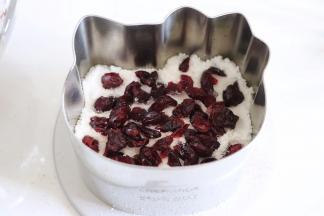 继续撒入蔓越莓干。