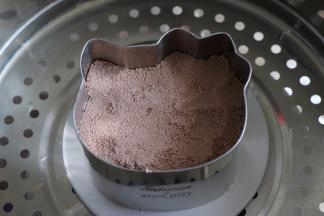 提前烧开一锅水，等全部做完之后，放入开水锅中蒸32分钟，蒸制时间也需要根据自己的模具来调整。