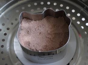 提前烧开一锅水，等全部做完之后，放入开水锅中蒸32分钟，蒸制时间也需要根据自己的模具来调整。