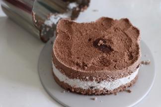 蒸好后就揭开锅盖，取出，稍微晾一下，用刮刀刮一下脱模，或者提前放粉的时候，模具内壁涂抹一些食用油