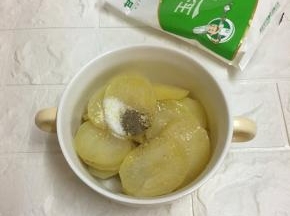 趁热加入盐，鸡精和黑椒粉，用勺背将土豆片压成泥。