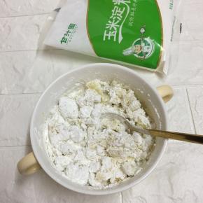 每次加入玉米淀粉都用勺子拌匀。