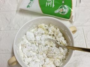 每次加入玉米淀粉都用勺子拌匀。