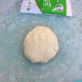 再用手揉成光滑的面团。