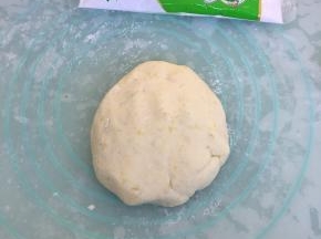 再用手揉成光滑的面团。