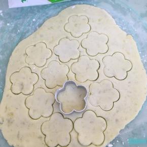 擀成0.5厘米左右厚度的面片，用模具压出形状。