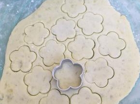 擀成0.5厘米左右厚度的面片，用模具压出形状。