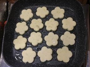 煎锅刷油，放入土豆饼柸，中小火煎至呈金黄色。