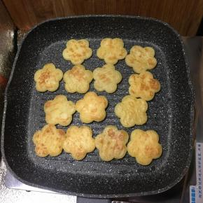 翻面，同样中小火煎至呈金黄色，中间鼓起时即可关火。