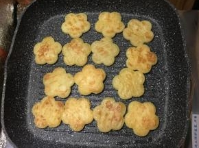 翻面，同样中小火煎至呈金黄色，中间鼓起时即可关火。