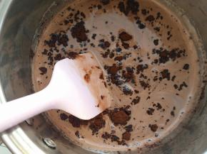 黄油隔水融化放一边备用。再将牛奶放入小锅中加热不用烧开。离火加入可可粉搅拌均匀无颗粒备用。