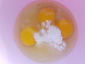 鸡蛋和糖放入阳晨打蛋盆中用手动打蛋器打匀。