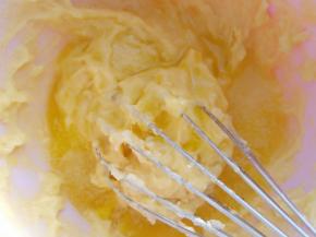 加入融化好的黄油继续搅拌至均匀。