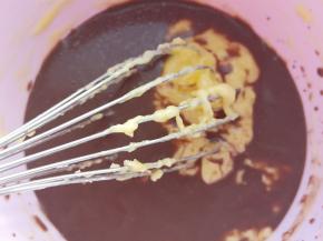 把之前做好的巧克力牛奶分次加入到面糊中，用手动打蛋器搅拌均匀后再加入下一次的巧克力牛奶（建议第一次先少加一点）。