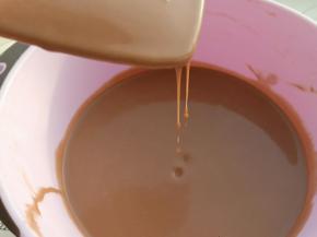 面糊随着巧克力牛奶的加入逐渐变稀，最终状态与牛奶的状态差不多就可以了，做好的面糊如果有小气泡最好静置10-20分钟等气泡消失了再做，这样成品表面不会出现一个个小眼儿。