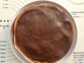 大概20-30秒左右一张千层皮就完成了，把做好的饼皮取出来再接着放入一勺面糊继续做下一张，做好的可以叠加在一起放到一个盘子里。