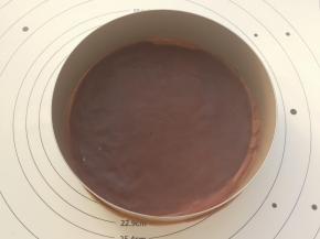 饼皮做好就是8寸的，如果追求完美的小伙伴可以用阳晨8寸的慕斯圈把饼皮些许多余的地方裁掉。