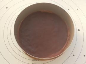 饼皮做好就是8寸的，如果追求完美的小伙伴可以用阳晨8寸的慕斯圈把饼皮些许多余的地方裁掉。