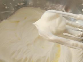 淡奶油一次性加入糖粉打至6分发的时候取出100克装进裱花袋里备用（做淋面）。剩下的继续打至9分发就可以了。