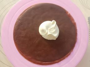 取一张饼皮放在阳晨裱花转台上，取适量淡奶油。