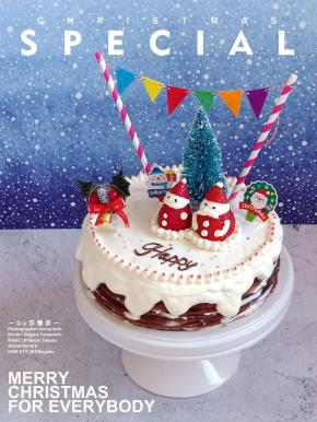 再放上草莓做的圣诞老人，摆件和插旗就完成了。