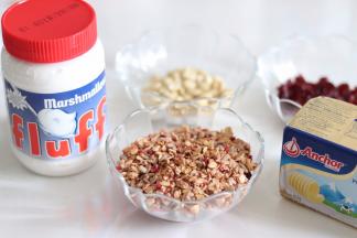 准备好食材，麦片用到的是，即食麦片比较脆的，还混有一些干果、坚果仁。花生需要提前烤熟，蔓越莓干切碎。