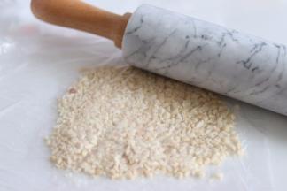 烤熟的花生去皮，压碎。