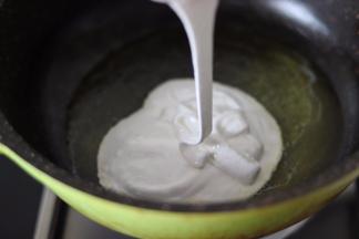 倒入液体棉花糖，用硅胶铲，混匀。