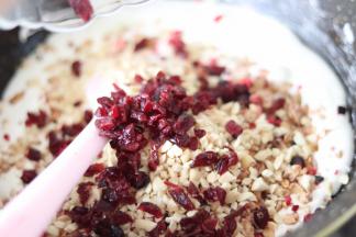 倒入花生、蔓越莓干。