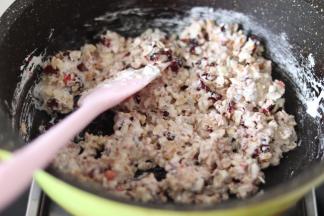 用硅胶铲混匀翻拌，使得糖和麦片等食材充分的混匀，关火。