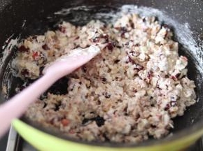 用硅胶铲混匀翻拌，使得糖和麦片等食材充分的混匀，关火。