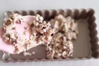 放入准备好的模具中，用到了学厨7寸方形派盘来整形的。