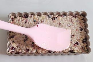 把麦片糊压紧实。