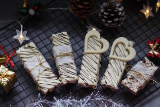 黑巧克力画线，进行装饰。