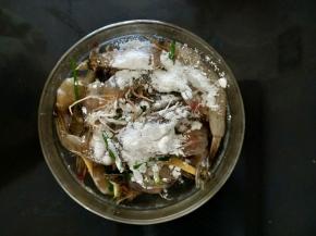 
步骤：
鲜虾冲洗干净，剪去虾枪，挑去虾肠和虾线。
全部做好后加入料酒、盐、胡椒粉、葱花、姜片，搅拌均匀后腌15分钟左右。

腌好的虾加入适量淀粉，搅拌均匀
