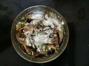 
步骤：
鲜虾冲洗干净，剪去虾枪，挑去虾肠和虾线。
全部做好后加入料酒、盐、胡椒粉、葱花、姜片，搅拌均匀后腌15分钟左右。

腌好的虾加入适量淀粉，搅拌均匀
