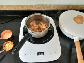 奶锅烧热后放适量油。待油温七八成热，把虾放入，炸到变色后捞出。