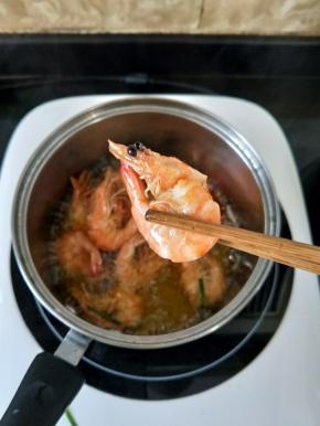 待油温七八成热，再次放入复炸至金黄即可捞出沥油。