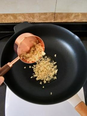 
热锅凉油。下蒜蓉，煸炒至微微发黄。
