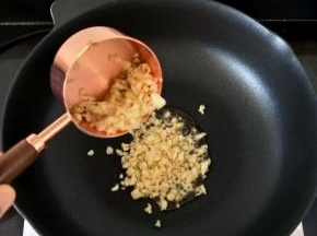 
热锅凉油。下蒜蓉，煸炒至微微发黄。
