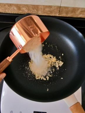 下蒜蓉，煸炒至微微发黄。
