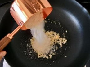 下蒜蓉，煸炒至微微发黄。
