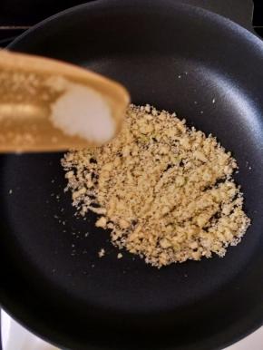 煸炒至面包糠有点黄后加入适量盐和一丢丢白糖。
