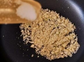 煸炒至面包糠有点黄后加入适量盐和一丢丢白糖。
