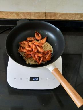 
最后倒入炸好的虾。
