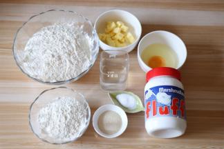 准备好面团的食材；