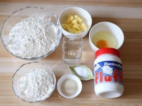 准备好面团的食材；