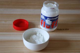 用勺子舀出30gfluff棉花糖（香草味），此棉花糖跟一般的棉花糖相比主要区别在于它是半固体酱状，可以直接使用， 很方便，而且口味多多，有香草味、草莓味和焦糖味三种，无论是即食、涂抹还是用在各种烘焙中我都很喜欢用它；